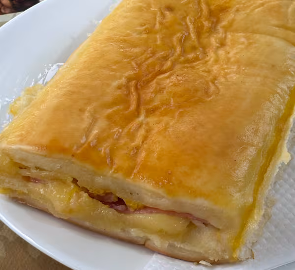 Nossos salgados são conhecidos e recomendados pela massa sempre fresquinha e com aquele sabor de pãozinho. Com bastante queijo e presunto para dar um UP na quebra do jejum ou naquele lanche corrido que o dia pede.