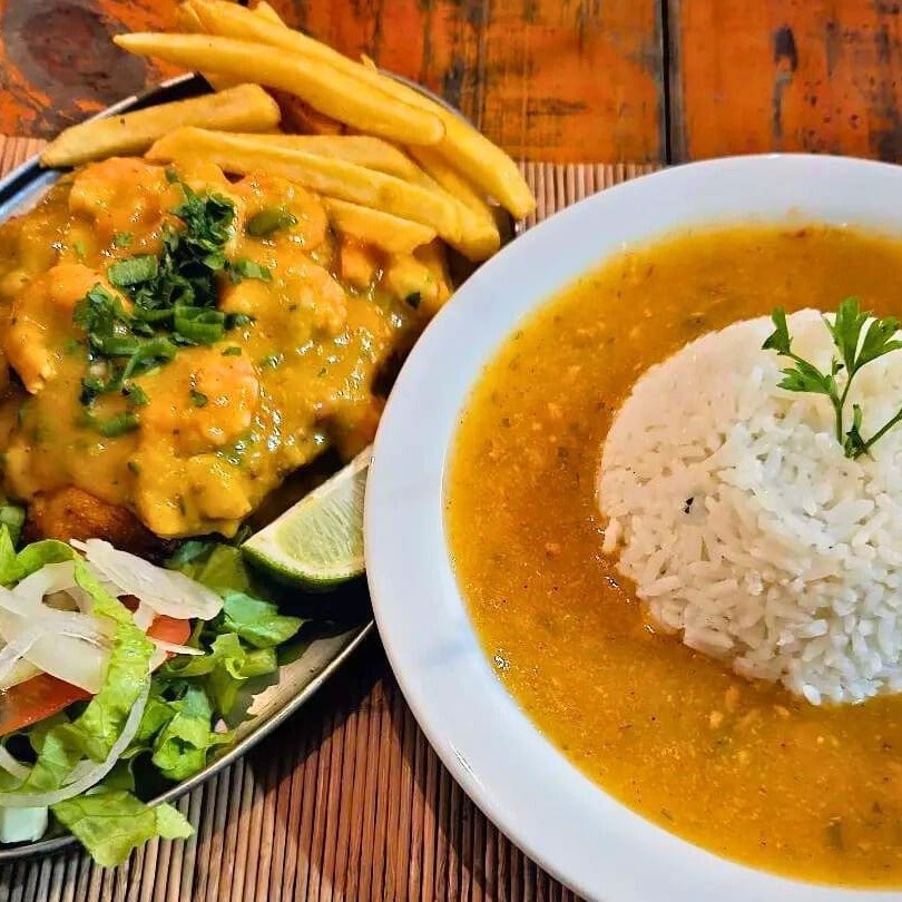 Maravilhoso peixe frito ao molho de camarão. Simplesmente uma delícia. Acompanha arroz, pirão e salada.
