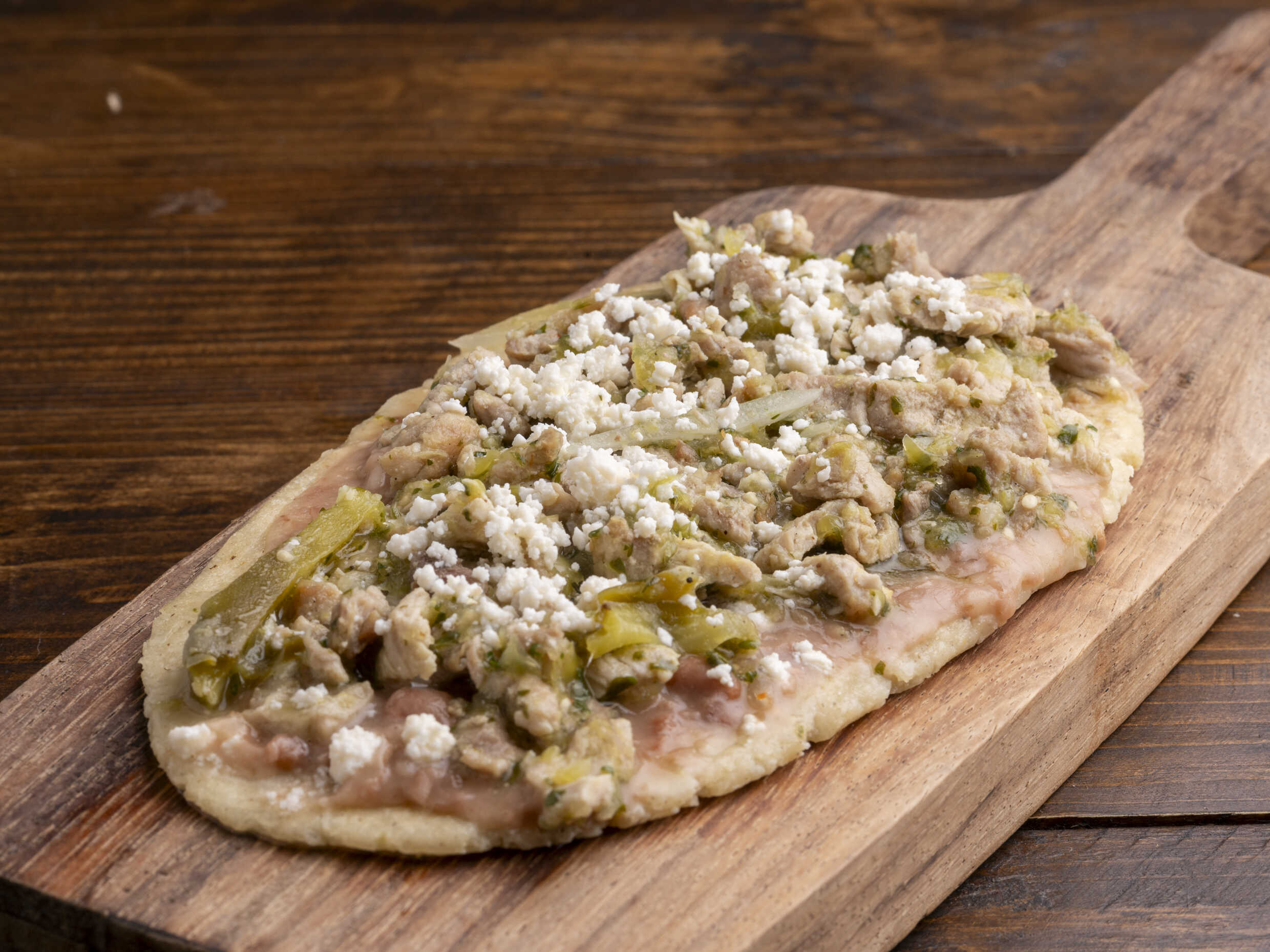 Huarache Costilla con Nopales en Salsa Verde