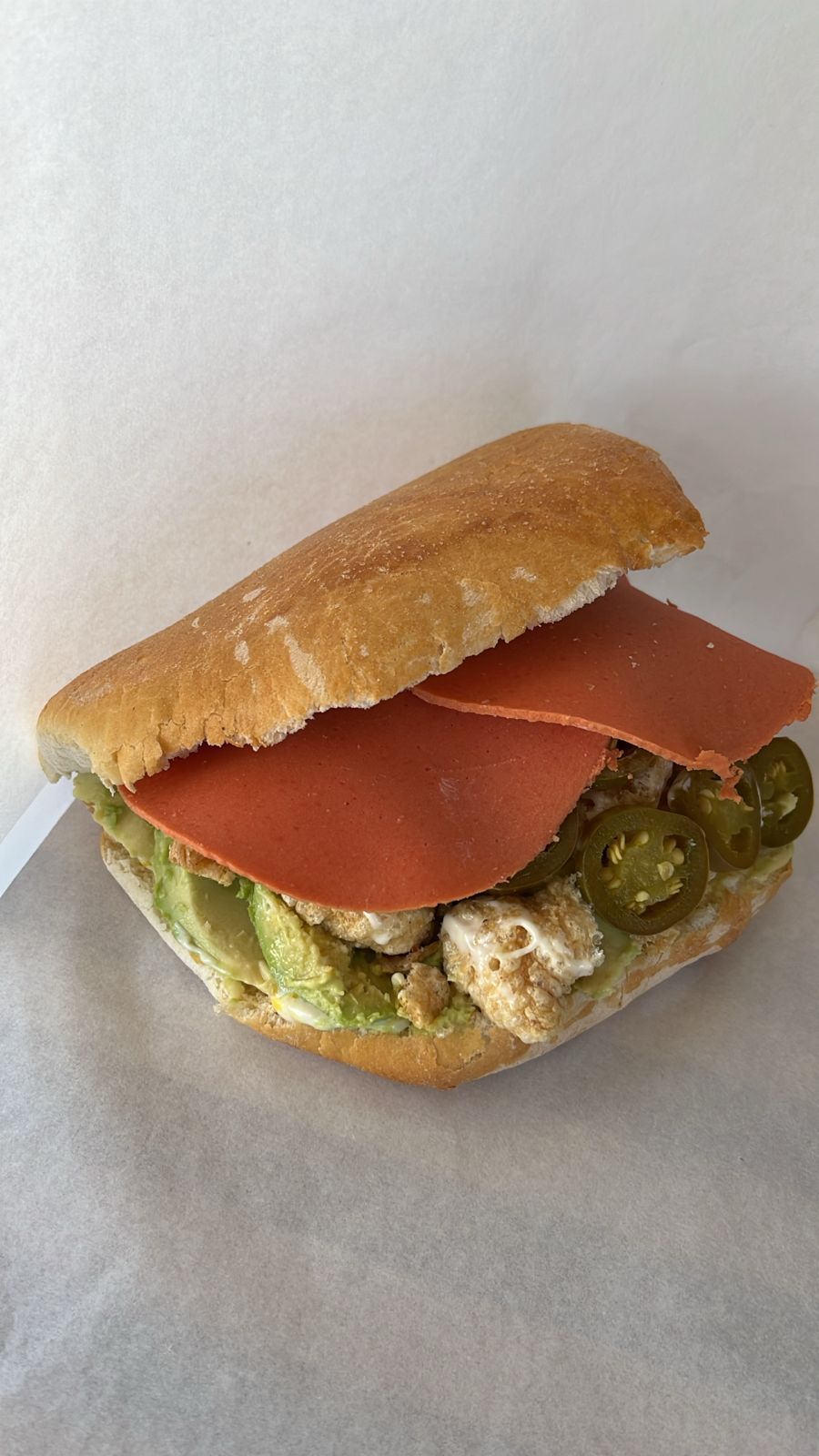 Lonche Aguacatoso de Chicharrón y Salchichón