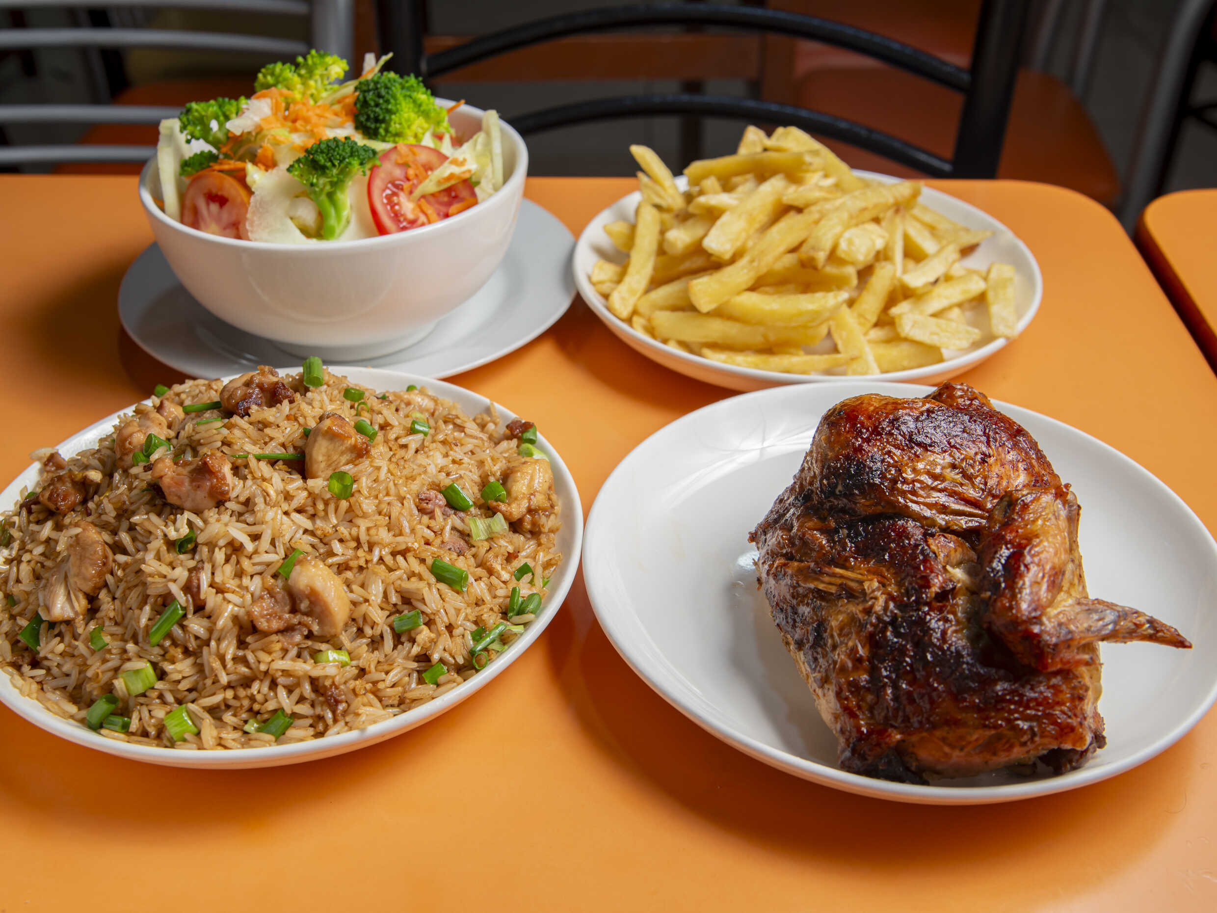 1/2 Pollo a la Brasa, Arroz Chaufa, Papas Y Ensald