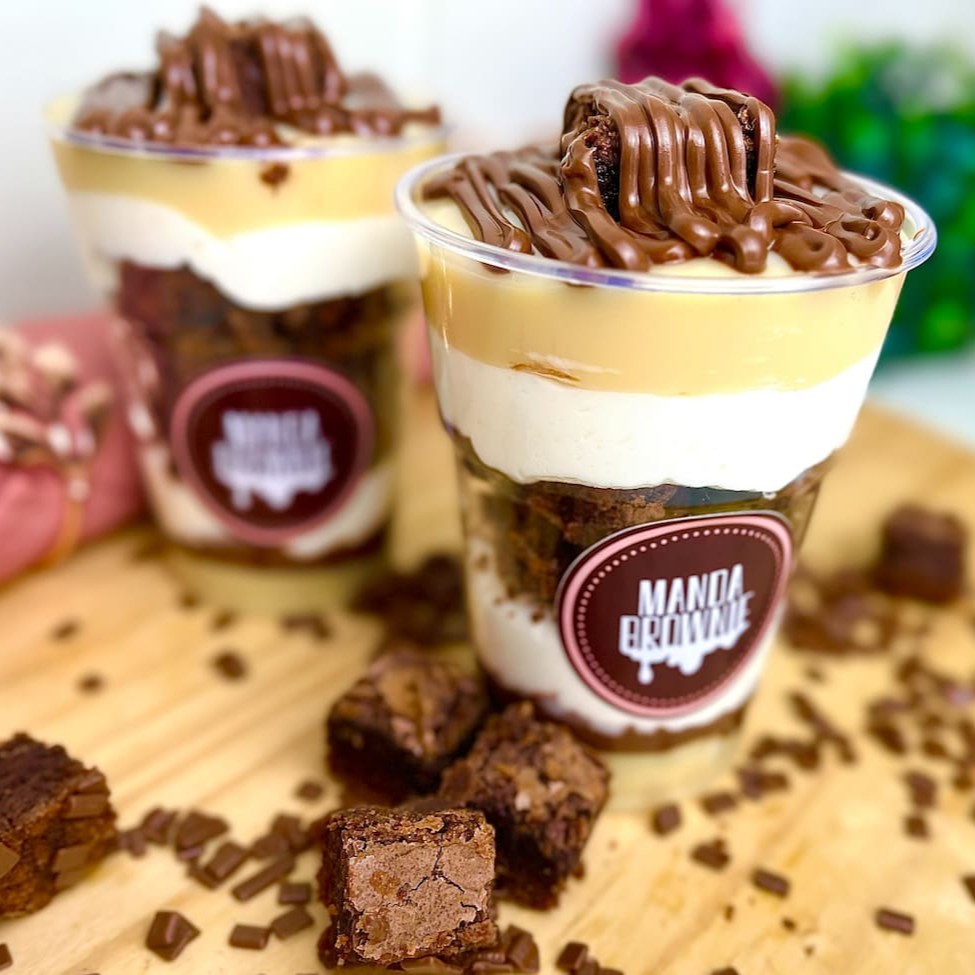 Cuidado: Alerta de doce viciante! Copo artesanalmente feito em deliciosas camadas: recheio cremoso de Ninho, mousse de Ninho aveludada, o nosso Manda Brownie com chocolate nobre na massa e Nutella pura. Peça já o seu porque esse copo é irresistível! Peso médio 240g