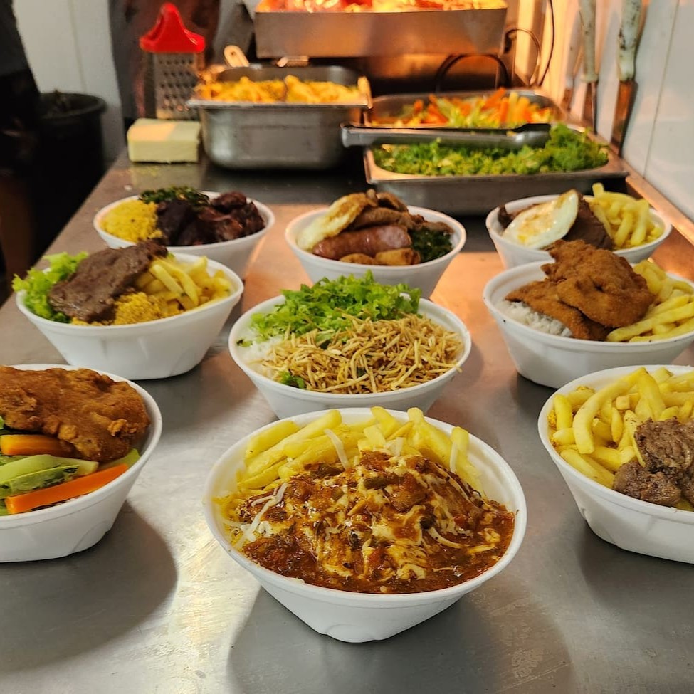 Cinco marmitas completas com o tempero caseiro da Sabor de Casa — solução perfeita para família grande, equipe do trabalho ou para garantir várias refeições de uma vez, economizando ainda mais em comparação ao pedido separado. No próximo passo, inclua bebidas com preço especial exclusivo deste combo e deixe tudo pronto de forma prática e econômica!