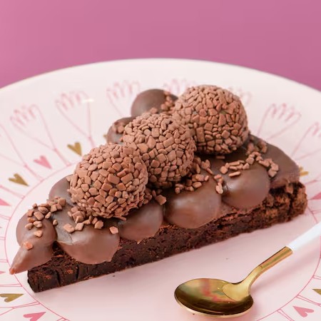 Nossa deliciosa massa de brownie bem molhadinha e chocolatudo com muito recheio de brigadeiro de chocolate ao leite, granulado e 3 brigadeiros enrolados no topo.