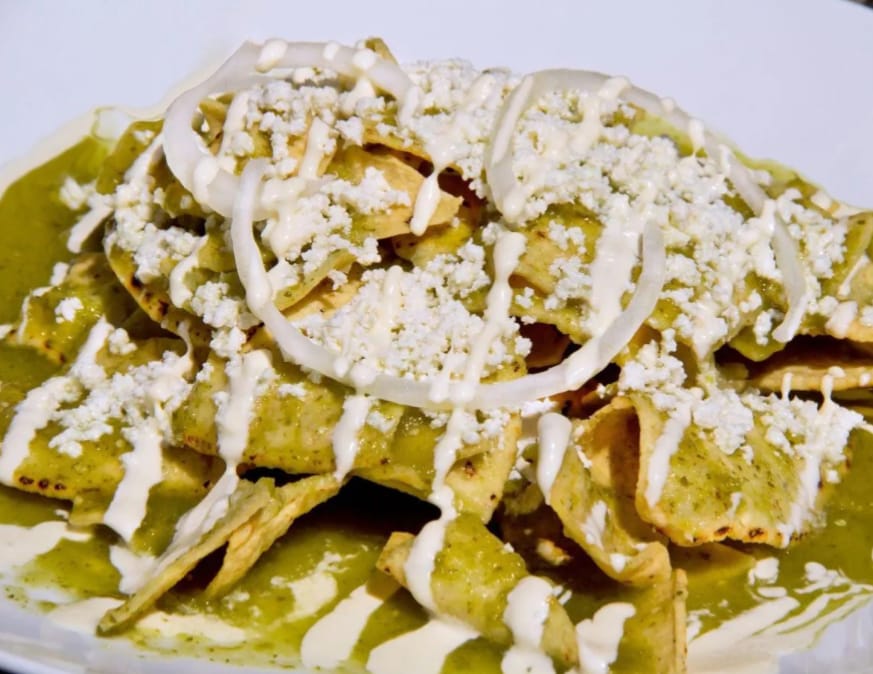 Chilaquiles verdes con (CARNITAS)