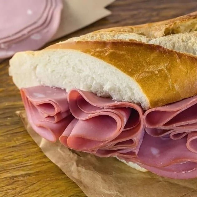 Delicioso pão na chapa com manteiga e mortadela.