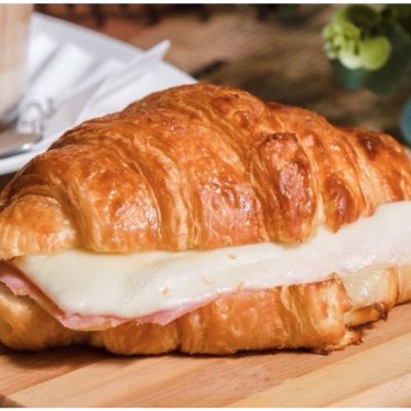 Um irresistível misto quente no croissant, acompanhado da sua escolha entre um suco de laranja ou o tradicional matte carioca (350ml). E para finalizar, uma deliciosa banoffe para adoçar o Dia
