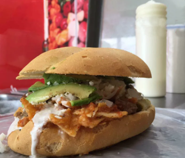 Torta de Chilaquiles con Suadero