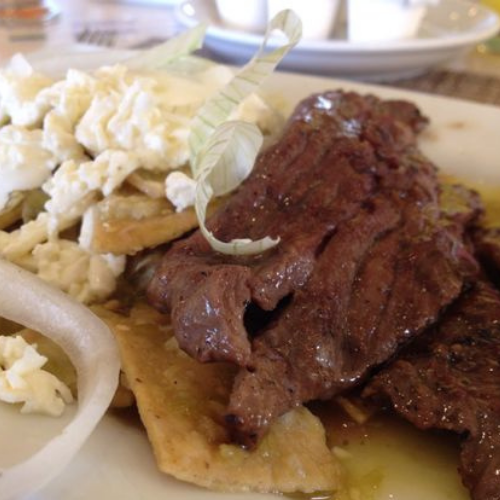 COMBO CHILAQUILES ROJOS CON ARRACHERA