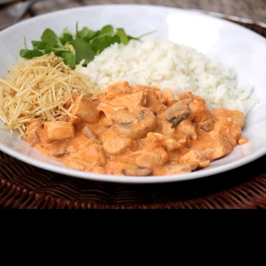 “Quando bate aquela fome de comida de verdade… a resposta tá no prato: strogonoff de frango do Quintal! Arroz bem soltinho, batata palha crocante e aquele creme que é puro aconchego. Vem!”