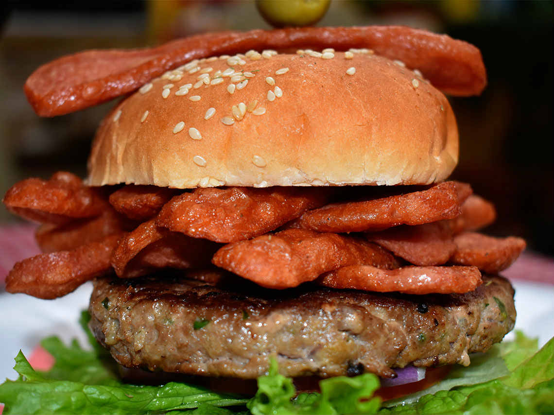 Hamburguesa Grande con Carne y Salchichas