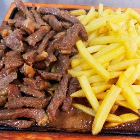 Nosso bife de carne macio e suculento fica ainda melhor acebolado e ganha uma companhia fabulosa das batatas fritas que você tanto ama.  Um petisco recomendado para qualquer ocasião.    #batatafrita #petiscos #carne #contrafile #churrasco #tiragosto #bebida #diverção #fretegratis #fritura #petisco #alcoolica #promoção #qualidade #oferta #combo #brasileira #almoço #jantar #hambueguer #frango #peixe