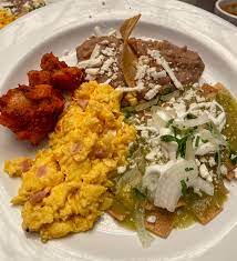Huevos con Jamón, Chilaquiles y 1 Guisado