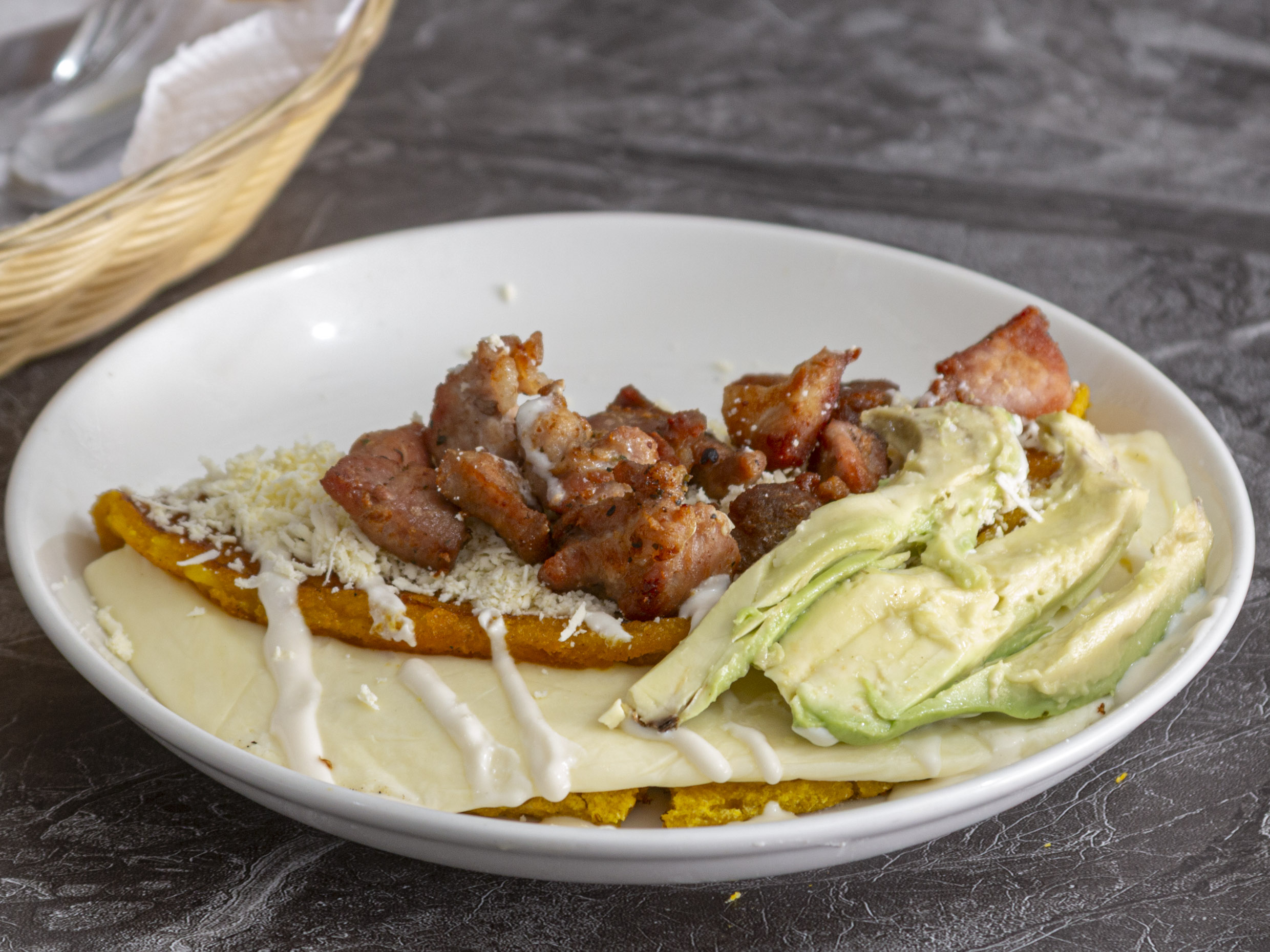 Cachapa con cochino frito y aguacate