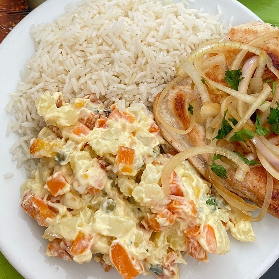 Arroz, feijão, farofa e mais um acompanhamento a sua escolha