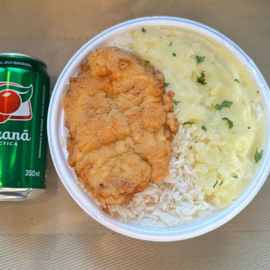 Marmita com delicioso filé de frango empanado na massa crocante acompanhado de arroz branco, feijão e purê de batatas inglesas. Acompanha refrigerante lata Guaraná Antárctica lata 350ml bem gelada. Marmita indicada para 01 pessoa.