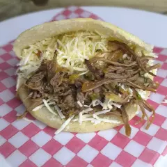 2x1 Arepa Carne Desmechada Queso
