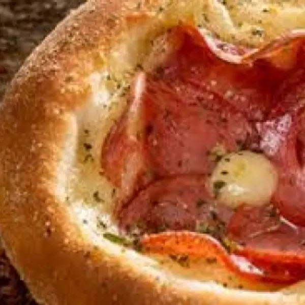 mussarela, calabresa, cebola e orégano.