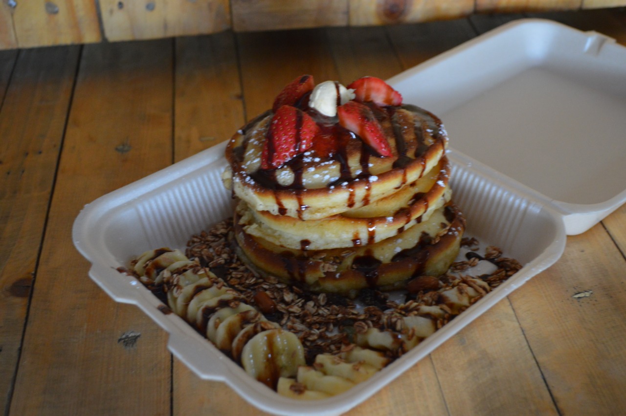 Hot Cakes, con Fresa Plátano Chocolate y Granola