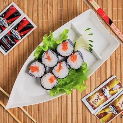 Alga, arroz, salmão.