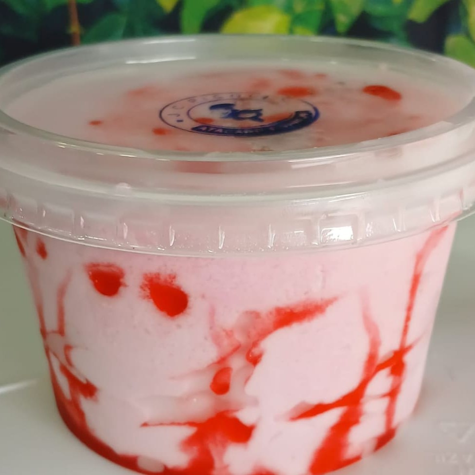 Sorvete de Morango com cobertura de Morango (com adição de leite e seu derivados)