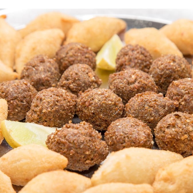 Sabores à sua escolha: coxinha, kibe, bolinha de queijo, kibe recheado, calabresa, salsicha, queijo com presunto e alho com queijo.