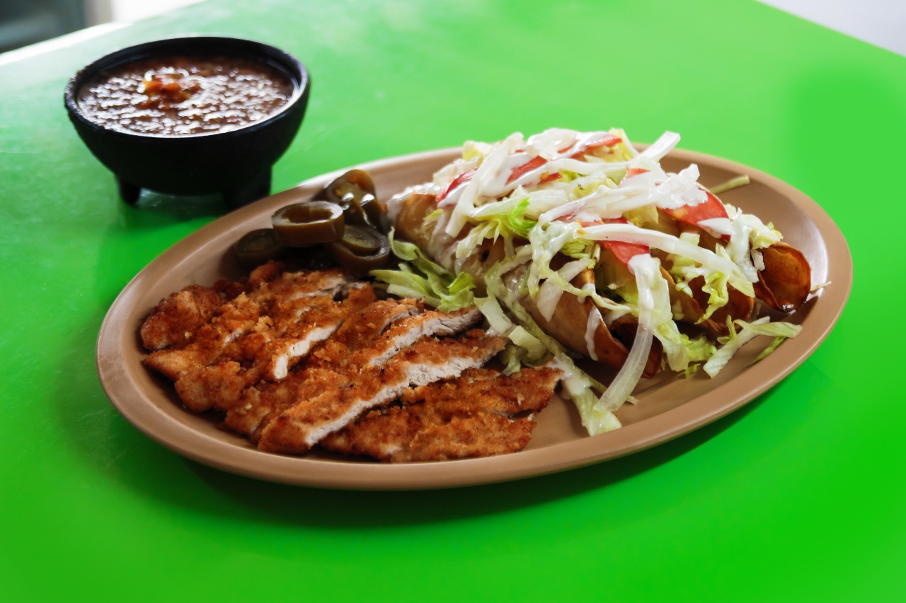 Flautas con Milanesa y Ensalada