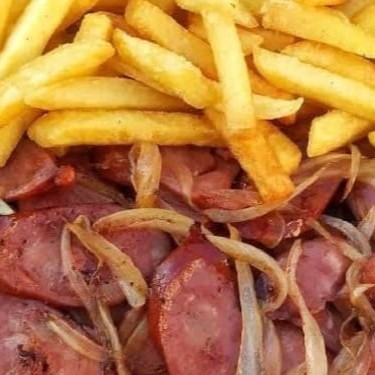 Imagine uma saborosa porção de calabresa acebolada, bem dourada e suculenta, servida em uma chapa quente. As fatias de linguiça calabresa são cuidadosamente grelhadas, liberando todo o seu aroma e sabor.  Acompanhamento: Arroz, Feijão, Farofa,    ......................................................Tags....................................................  Marmita, quentinha, calabresa, acebolada,