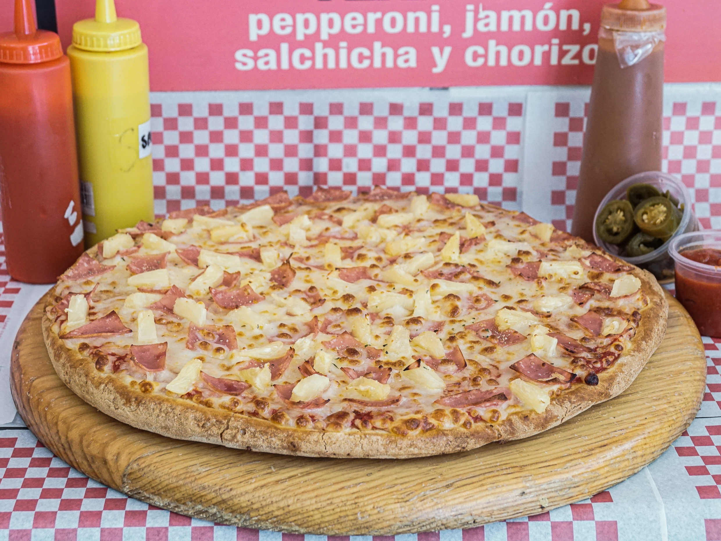1 Pizza Grande Mitad Pepperoni y Mitad Hawaiana