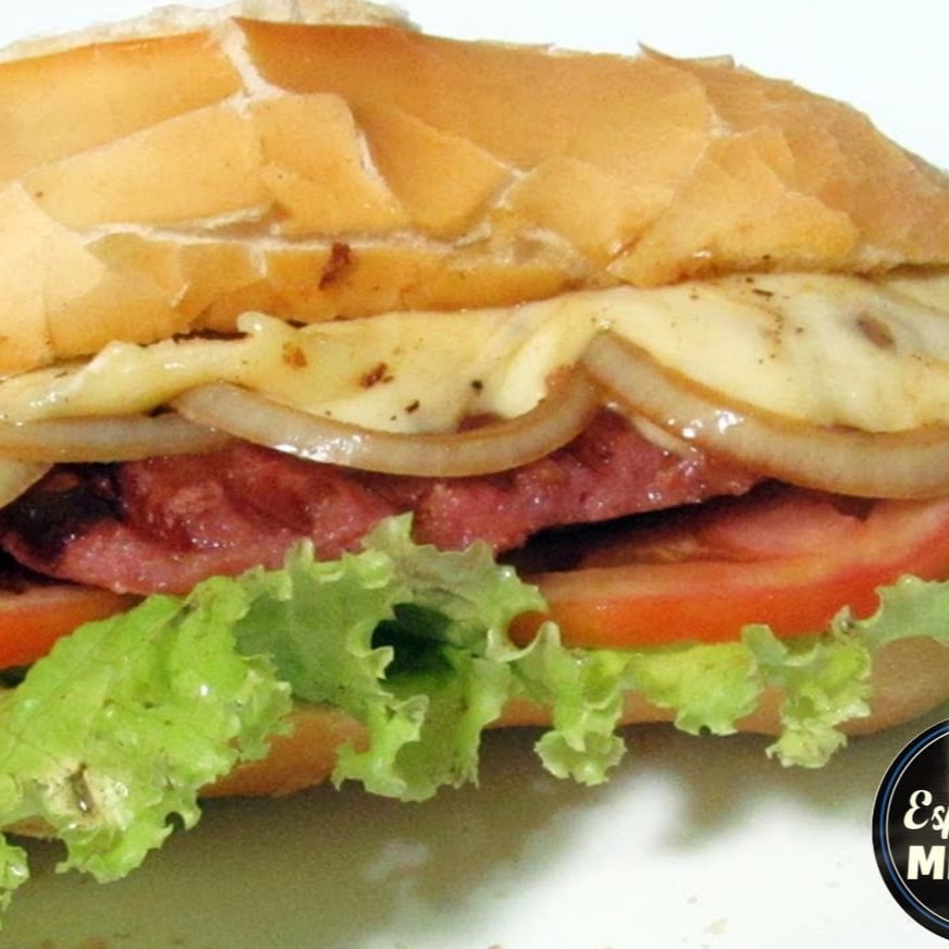 Pão de sal brigite+ espeto de queijo coalho+ alface+ pasta de alho+ tomate+ cebola + queijo