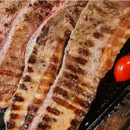 A '103 - Picanha Simples - 3 Pessoas' é uma opção irresistível da categoria 'Churrasco na Pedra'. Este prato é acompanhado com um molho saboroso, uma farofa crocante e um creme de alho especial, delicadamente temperado com ervas finas que realçam o sabor. A combinação desses ingredientes cria uma experiência gastronômica única, proporcionando uma explosão de sabores para até três pessoas. Ideal para compartilhar momentos especiais com aqueles que você ama.