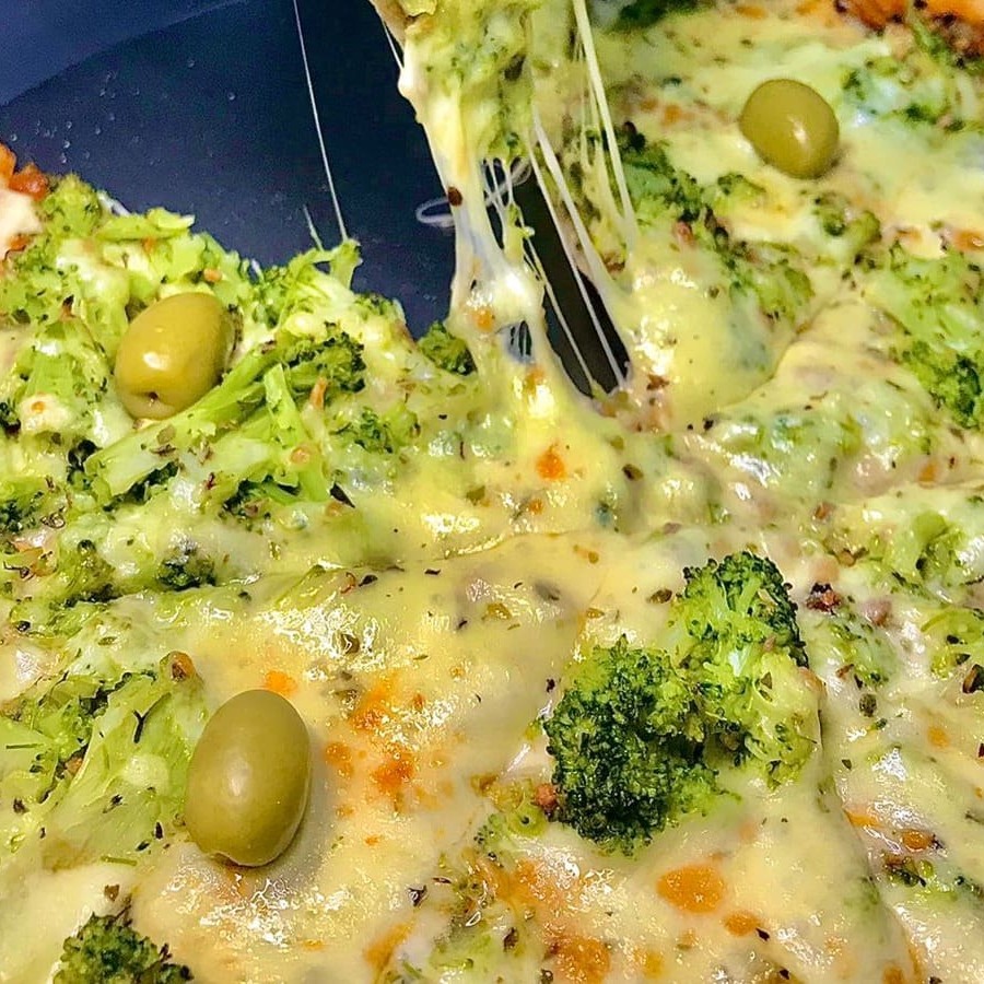 Que tal mais brócolis?? A pizza Turbinada de brócolis, é uma ótima opção para quem gosta de vegetais. Com uma massa fina, coberta com molho de tomate, mais brócolis, alho frito coberto com mais Muçarela e azeitonas.