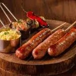 1 ESPETO LINGUIÇA TOSCANA ASSADO NA CHAPA..