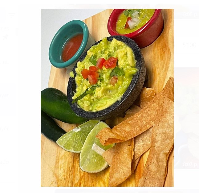 Orden de guacamole con totopos