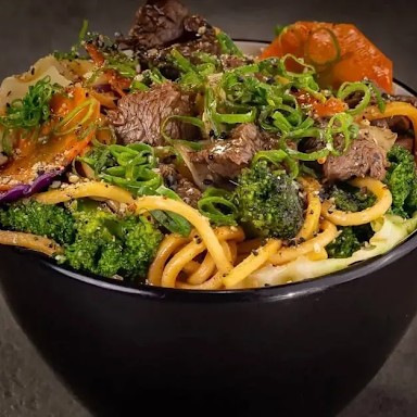 Tradicional receita oriental, feita com massa especial para yakisoba, filé mignon e legumes variados.
