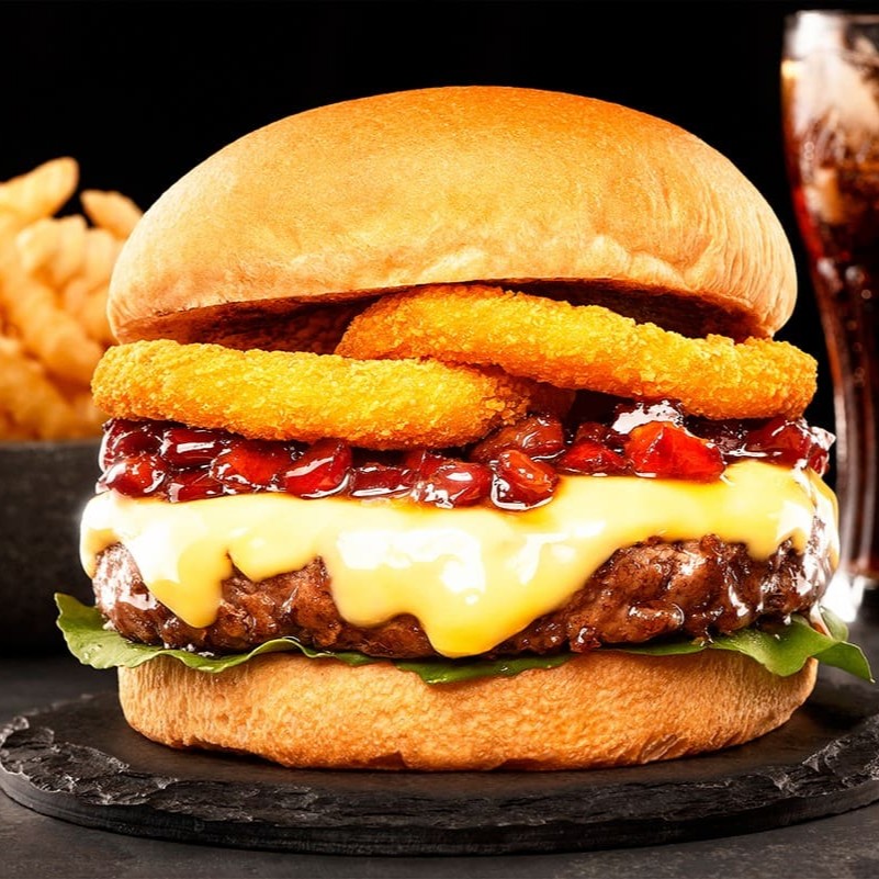 Pão, Blend de 160g, Queijo Mussarela, Geleia de bacon, Rúcula e Onion Rings.