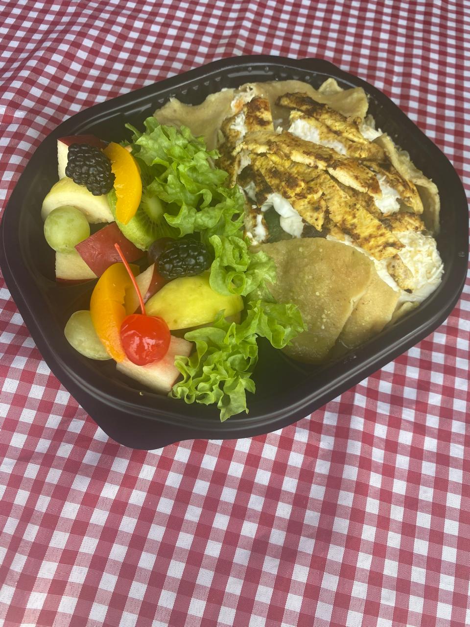 Chilaquiles Verdes con Pechuga+ Ensalada de Frutas