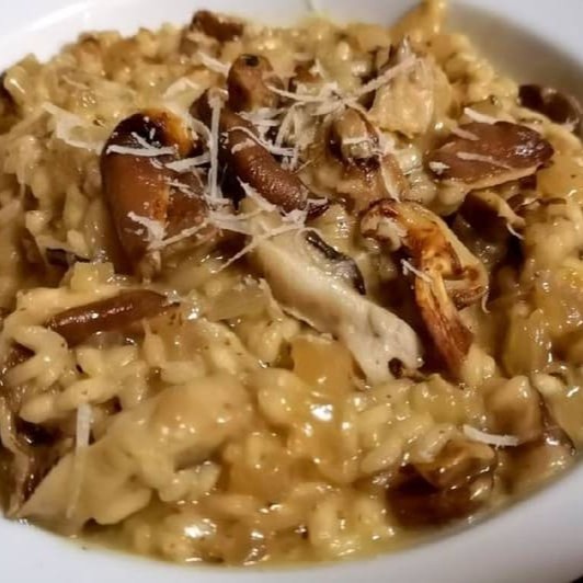 Todos os nosso risotos são elaborados com caldo de legumes feito na casa e fiarroz arborio finalizado com pamesão e mussarela(aproximadamente 600 grama)