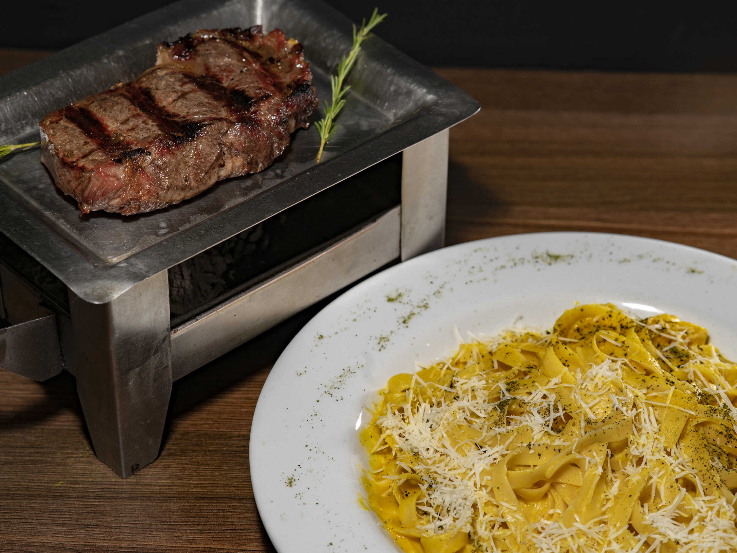 Fetuccini en Salsa Huancaína con Bife