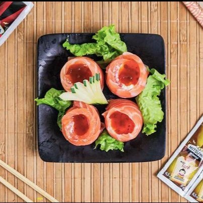 Salmão, cream cheese e geleia de pimenta por cima. (4 peças)