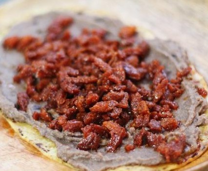 Huarache con Chorizo