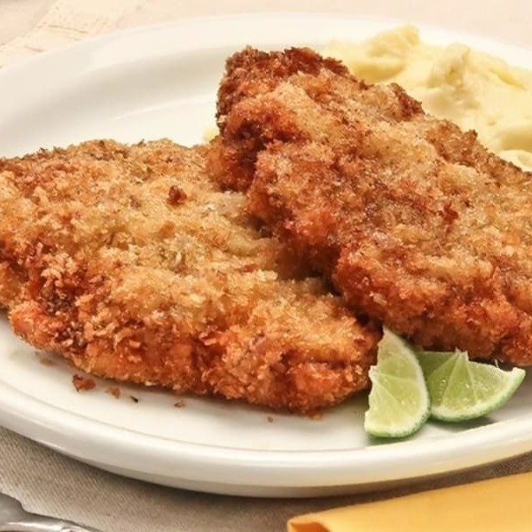 Bife de carne macia por dentro e  crocante por fora que vai acompanhado de arroz branco, feijão preto, farofa, macarrão e complemento fica por sua conta. Uma excelente opção para sua refeição.