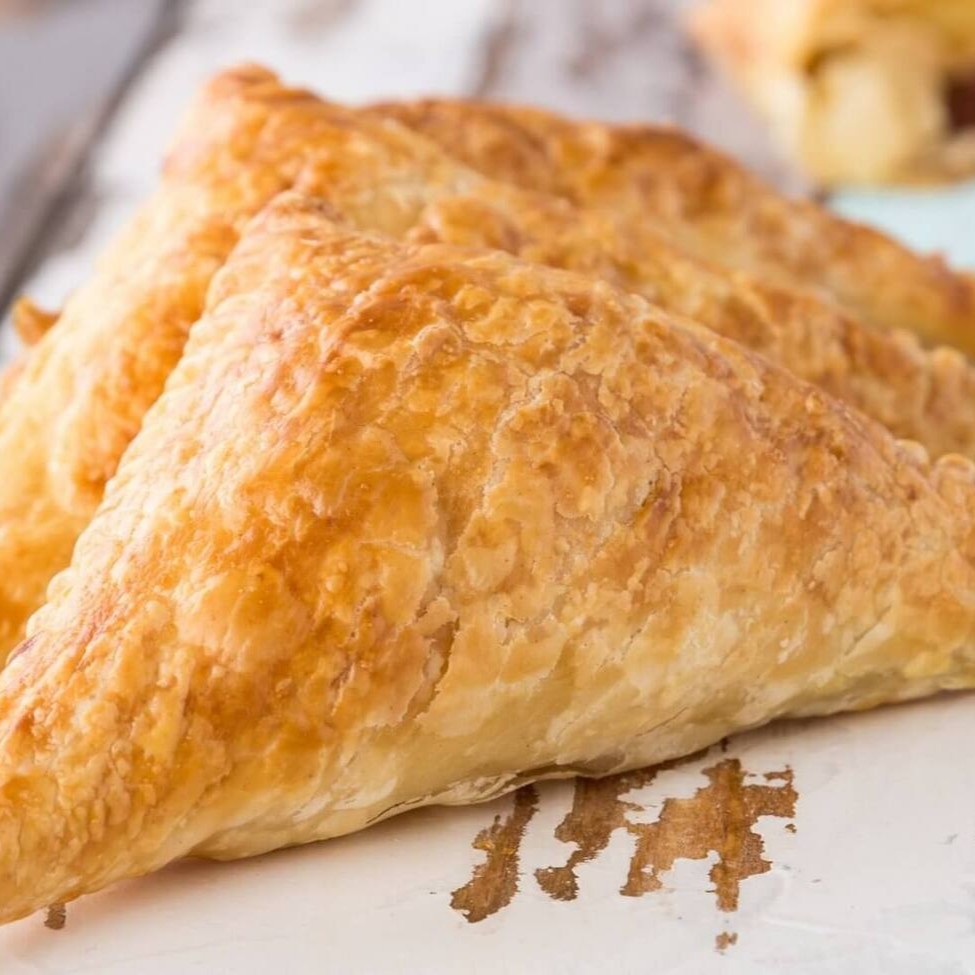 Uma massa leve, crocante e douradinha, feita em camadas finas que derretem na boca. Recheado com muito sabor, é perfeito para qualquer hora do Dia — do café da manhã ao lanche da tarde. O equilíbrio ideal entre maciez por dentro e crocância por fora, impossível comer um só!