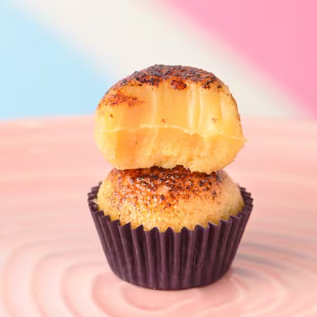 Inspirado na confeitaria francesa, esse doce ganhará o seu coração. Brigadeiro feito com a fava da baunilha, maçaricado por cima para ficar com uma deliciosa casquinha caramelizada.