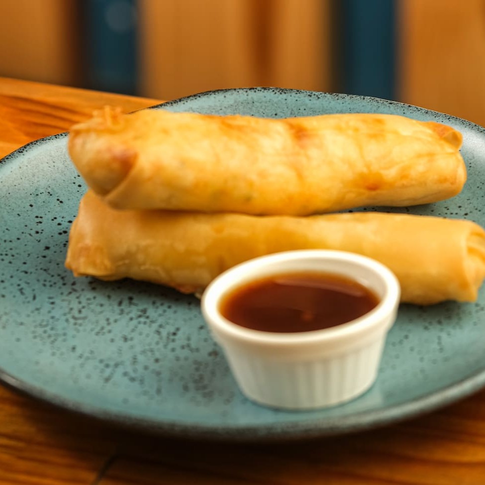 Rolinho de massa filo crocante recheado com salmão temperado com cream cheese e alho poró.