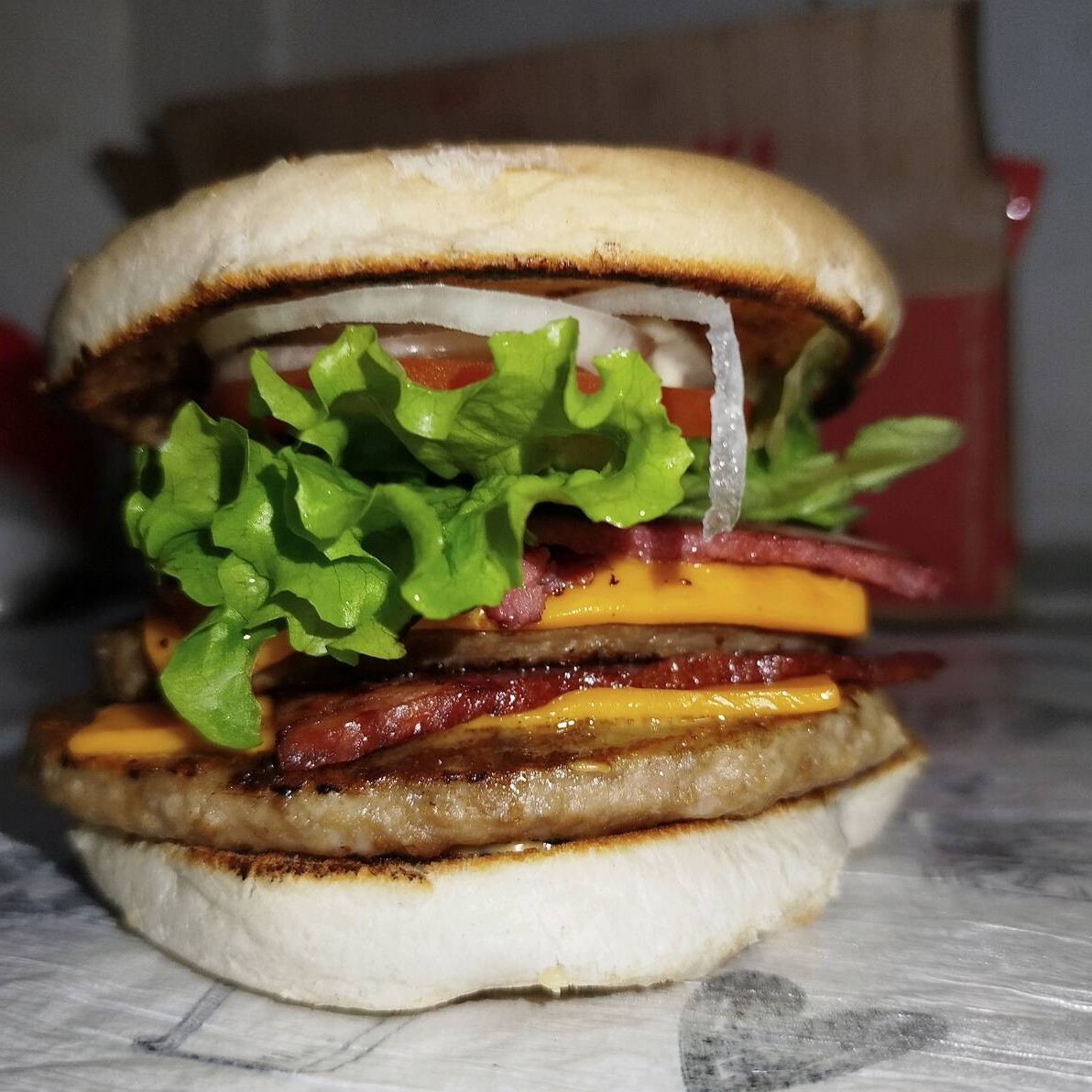 2 Carnes, 2 queijos cheddar, bacon, salada e molho especial