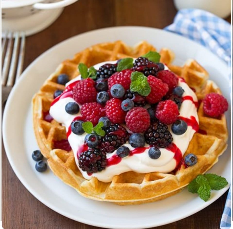 Waffle Crema Batida y Frutos Rojos