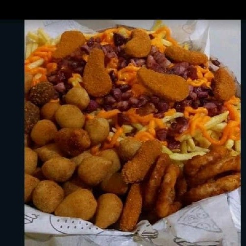 Batata turbinada+ 8 anel de cebola + 8 nuggets + 40 salgados+ 6 ovos de codorna  Vai na caixa 30 cm