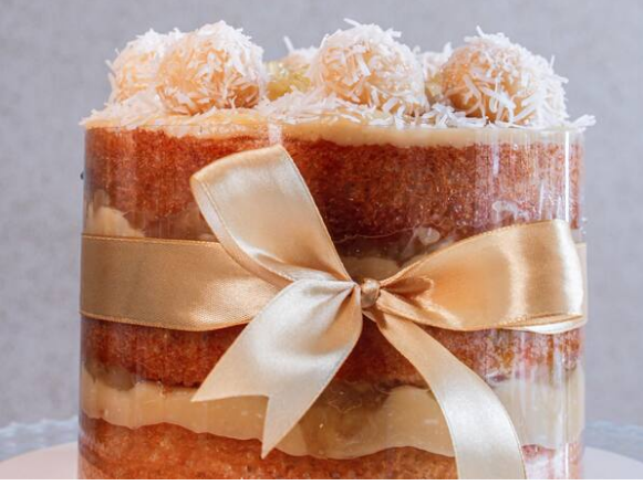 Massa branca molhadinha, com duas camadas de recheio de beijinho de coco e geleia de abacaxi finalizado com chantinhinho geleia de abacaxi e coco ralado. Bolo com 15 cm de diâmetro por 10 cm de altura 12 a 15 pessoas.