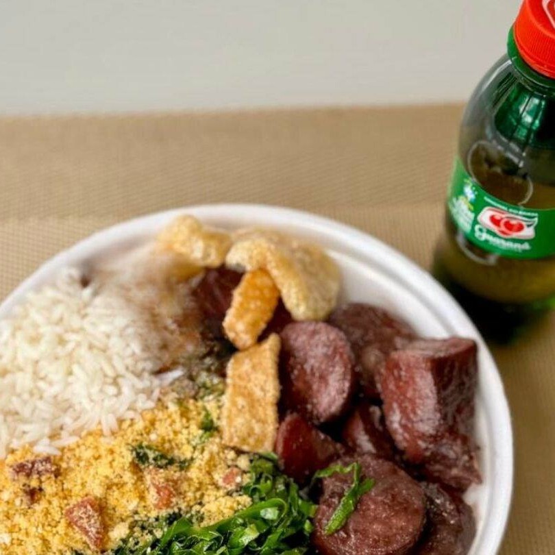 Marmita feijoada magra individual (arroz, costelinha, linguiça calabresa, paio, couve refogado na manteiga, farofa e torresmo). Acompanha refrigerante pet Guaraná Antárctica bem gelado. Marmita indicada para 01 pessoa.